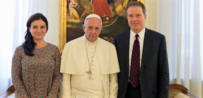 Dimiten el portavoz y la viceportavoz del Papa