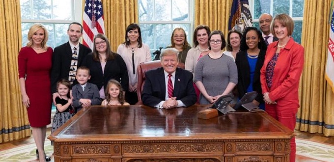El presidente Trump recibe a sobreviviente del aborto y a activistas pro-vida en la Casa Blanca