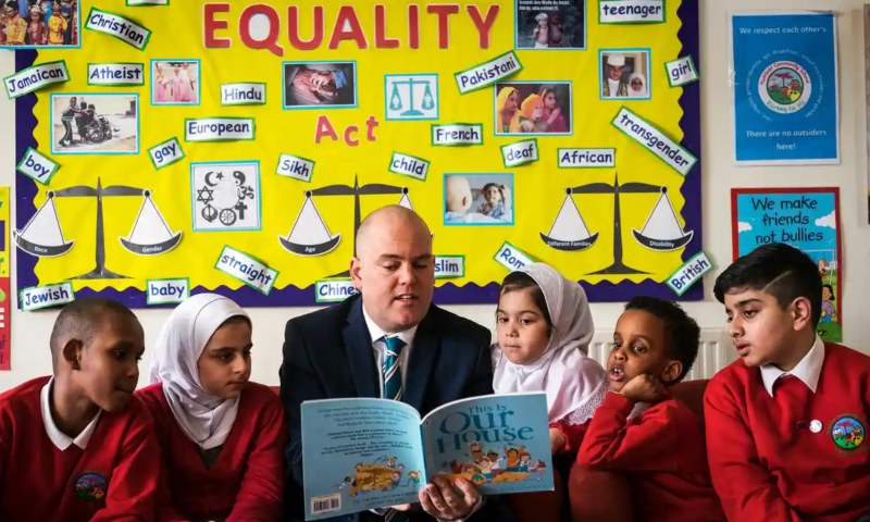 Reino Unido: padres musulmanes consiguen detener programa de adoctrinamiento LGTB para niños de 4 años