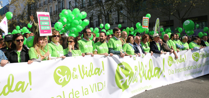 Miles de personas defienden el derecho a nacer en Madrid