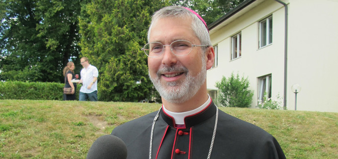 Mons. Kay Schmalhausen pide que se excomulgue a los que abusan sexualmente