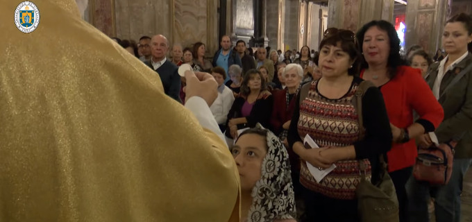 Mons. Celestino Aós niega la comunión a los fieles por arrodillarse al comulgar