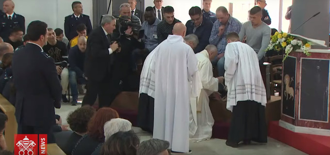 El Papa lava los pies a reclusos de la prisión de Velletri