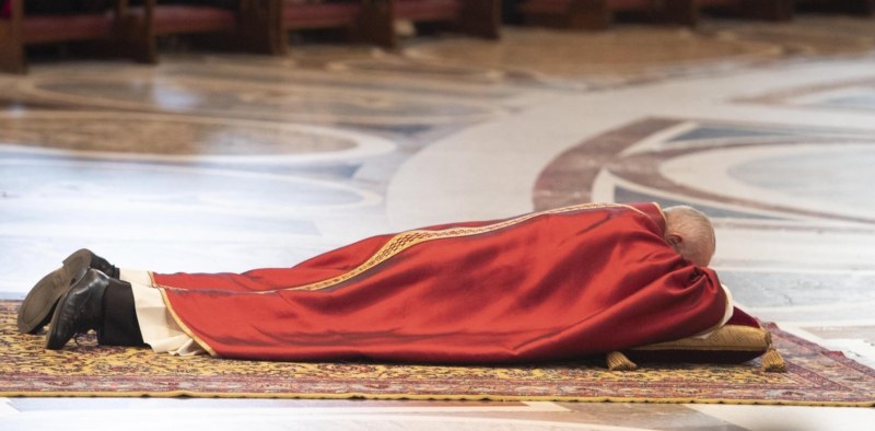 El Papa preside la celebración de la Pasión del Señor el Viernes Santo