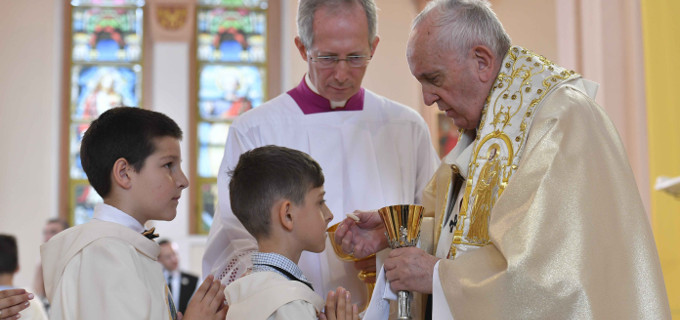 El Papa da la Primera Comunión a 245 niños en Bulgaria