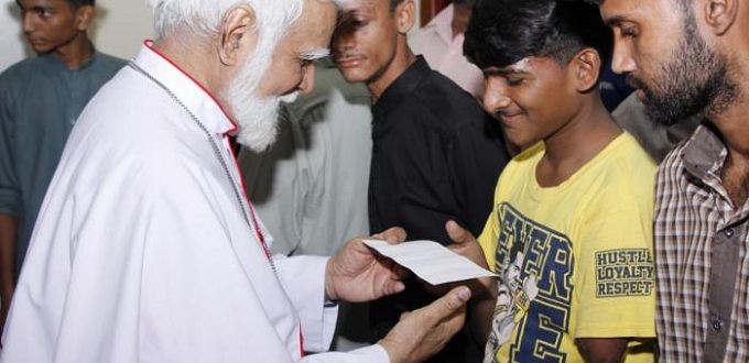 En Karachi, donan sumas de dinero en efectivo y cheques como gesto de solidaridad a personas ciegas y con discapacidades