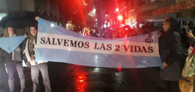 Argentinos provida se manifiestan para apoyar al médico condenado por negarse a practicar un aborto