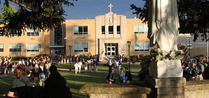 El Cathedral High School de Indianpolis acata las indicaciones de Mons. Thompson para seguir siendo un colegio catlico