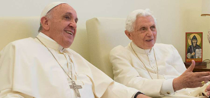 Papa Francisco: «El problema de Benedicto son las rodillas, no la cabeza. Tiene una gran lucidez»