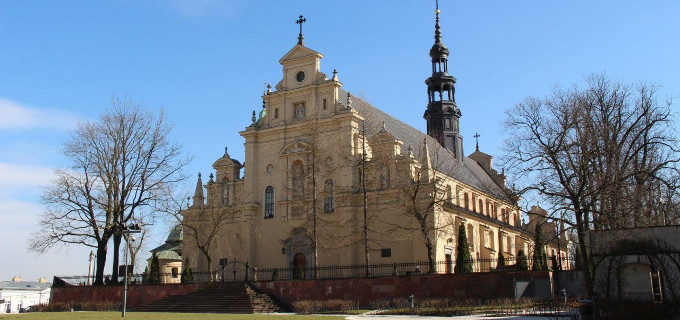 Varones catlicos polacos rezarn el Rosario ante la Catedral de Kielce el Domingo de Pentecosts