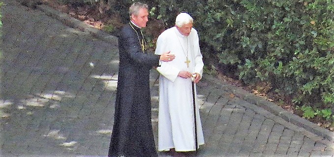 Benedicto XVI visita por sorpresa los «Castillos de Roma»
