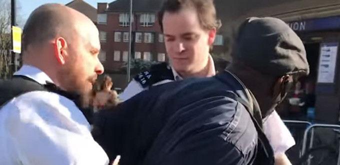 Pastor protestante recibe indemnización de Scotland Yard tras ser arrestado por predicar en las calles de Londres