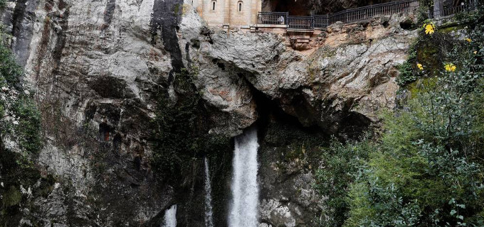Fallece un niño de tres años por un accidente en el Santuario de Covadonga