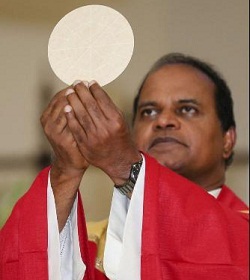 En EE.UU. sacerdote de origen indio crea un ministerio para elaborar Rosarios y Escapularios