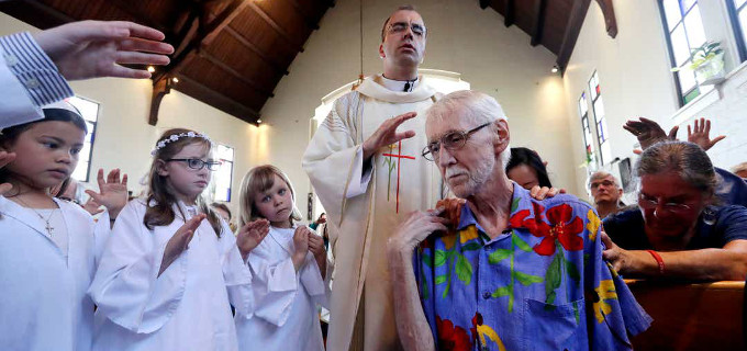 Escándalo en la archidiócesis de Seattle por la bendición en Misa de un hombre que tenía planeado suicidarse