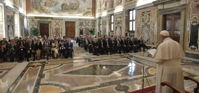 El Papa condena la eutanasia al recibir a la Asociación italiana de Oncología Médica