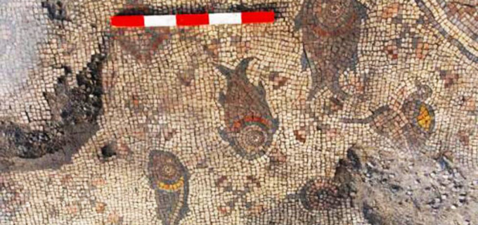 Hallan un mosaico muy antiguo en Tierra Santa sobre el milagro de los panes y los peces
