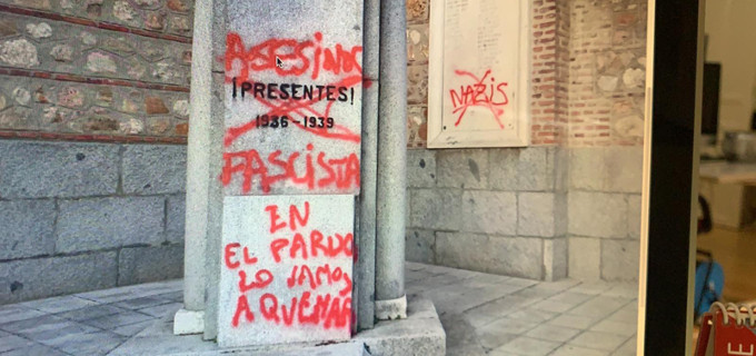 La parroquia madrilea de San Miguel aparece con pintadas ofensivas