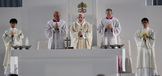 El Papa pide en Tokyo proteger toda vida en una sociedad entregada al consumismo sofocante y frentico