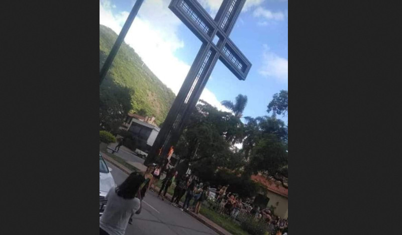 Feministas intentan incendiar la histórica Cruz del Congreso Eucarístico Nacional de Salta