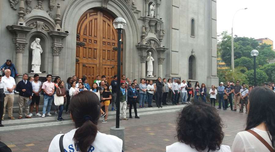 Per: muralla humana para defender una iglesia con oraciones frente a una manifestacin feminista