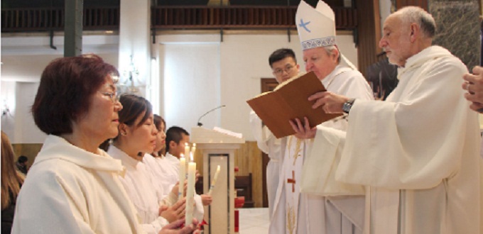 Los catlicos chinos de Valencia cierran el ao con el sacramento del Bautismo