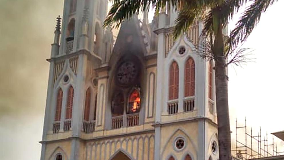 Los bomberos sospechan que el incendio que ha destrozado la Catedral de Malabo fue intencionado