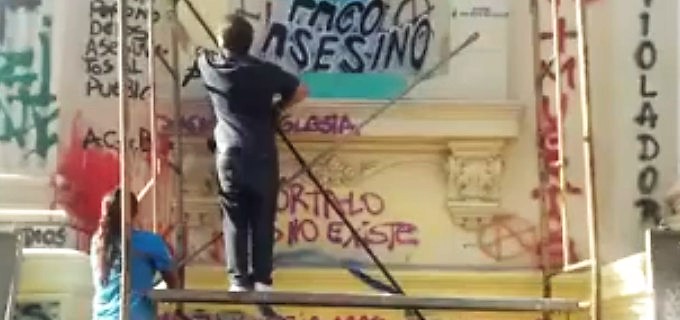 Jóvenes católicos restauran uno de los templos que fue objeto de vandalismo en la ola de violencia en Chile