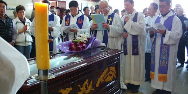 China prohbe cualquier acto religioso funerario fuera de los templos