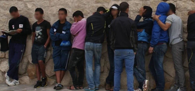 Un grupo de MENAs apedrea a los cofrades de la Hermandad de la Amargura de Ceuta