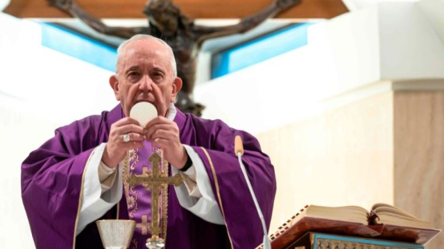 Coronavirus, el Papa pide los sacerdotes que lleven la Eucarista a los enfermos