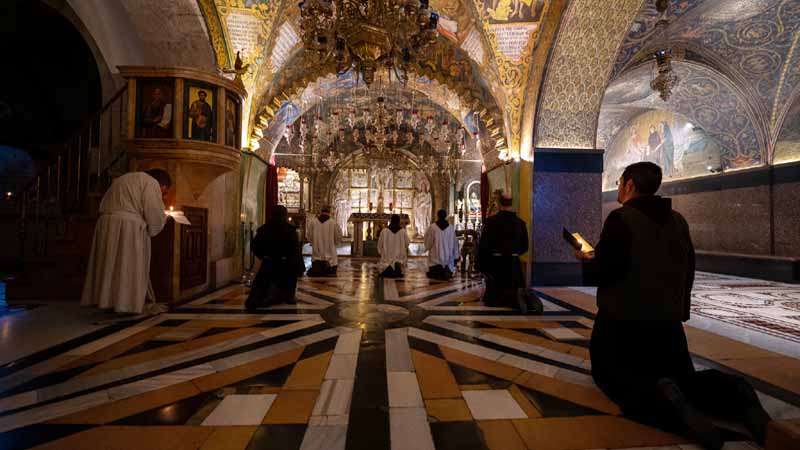 Cerrada la Basílica del Santo Sepulcro al público, las comunidades que comparten su gestión intensifican el culto y la oración