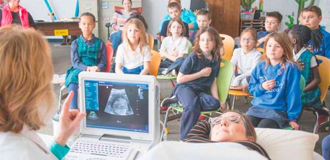 Grupo promueve la vida del no nacido en escuelas mostrando ultrasonidos de gestantes