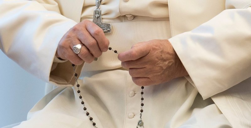 El Papa Francisco pide que en mayo redescubramos la belleza de rezar el Rosario en casa