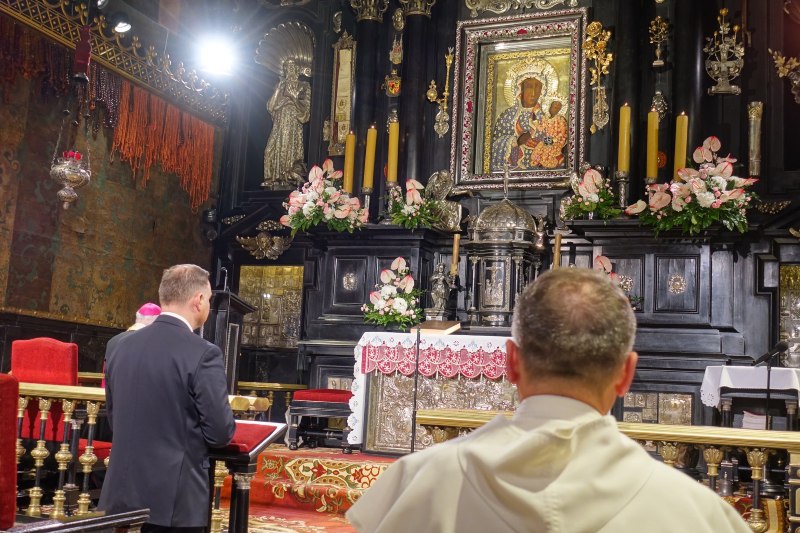 El presidente de Polonia reza por su pueblo ante Virgen de Czestochowa