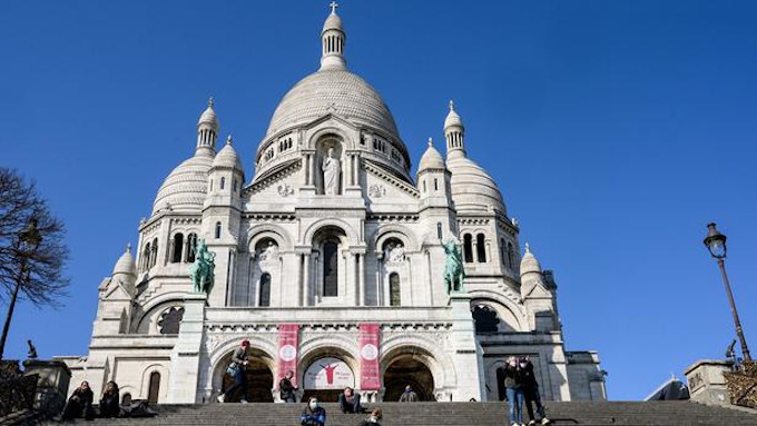 Mons. Aupetit bendecir Pars desde el Sacre-Coeur y venerar la reliquia de la Corona de Espinas que se salv en Notre Dame