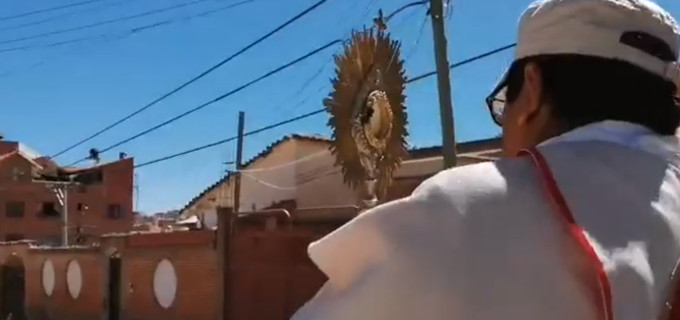 Sacerdotes bolivianos salieron a la calle con Jesús Sacramentado el Domingo de Resurrección