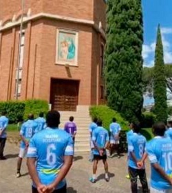 Futbolistas de la Clericus Cup rezan por sus compañeros de competición y sus familias cantando el Regina Coeli a la Virgen María