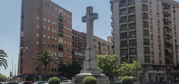 El gobierno social-comunista de España apoya la retirada de la Cruz situada en la Plaza de América de Cáceres
