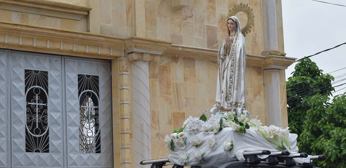 Iglesia lleva imagen de Virgen de Fátima a fieles impedidos de visitarla por cuarentena