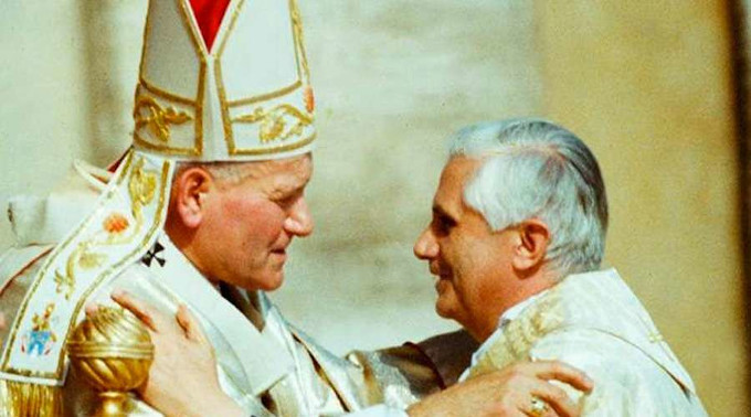 Benedicto XVI señala la «unidad interior entre el mensaje de Juan Pablo II y las intenciones fundamentales del papa Francisco»
