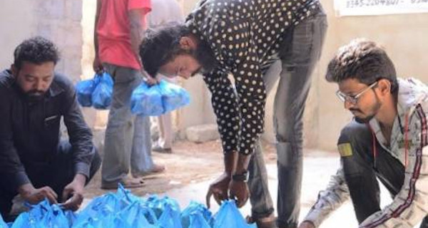 Jóvenes católicos de Pakistán se organizan para dar de cenar a indigentes mientras dura la pandemia Jóvenes católicos de Pakistán se organizan para dar de cenar a indigentes mientras dura la pandemia