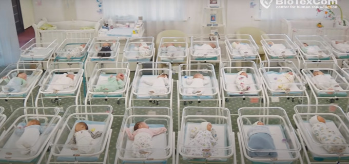 Decenas de niños nacidos de vientres de alquiler están «retenidos» en Ucrania por la pandemia