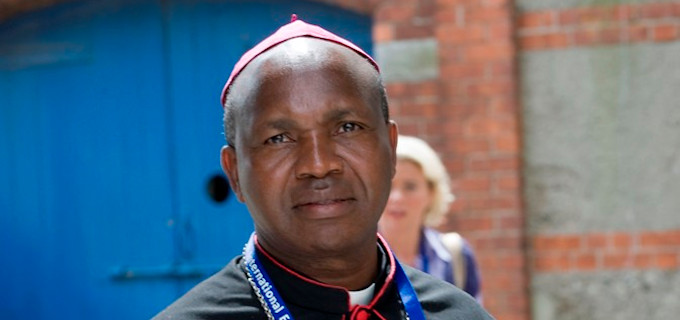 Mons. Wainaina denuncia que se pretenda experimentar con keniatas tratamientos y vacunas contra la pandemia