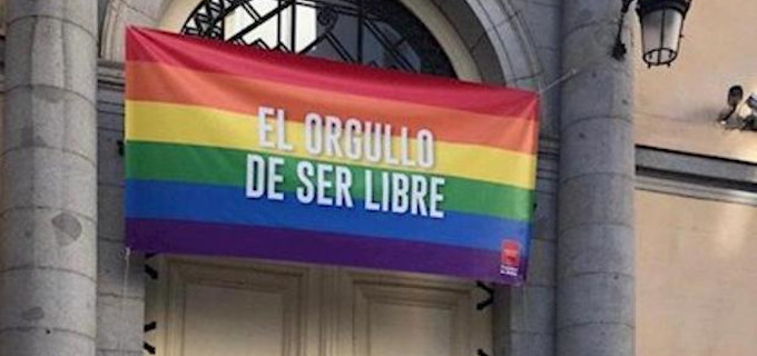 El Vicepresidente madrileño se burla del Supremo y pone el símbolo LGTBI en el edificio público de su departamento