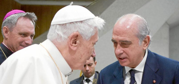 Fernández Díaz vuelve a contar que Benedicto XVI le dijo que Satanás quiere destruir España