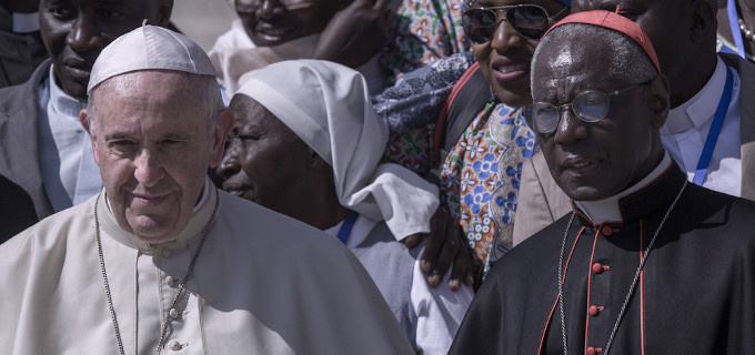 El Cardenal Robert Sarah present su renuncia al Papa