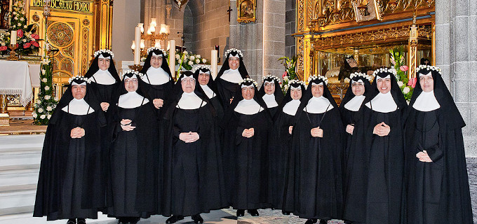 Trece jvenes profesan los votos perpetuos como Hermanitas de los Ancianos Desamparados en Valencia