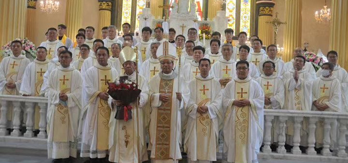 Polémica toma de posesión de un arzobispo anciano chino