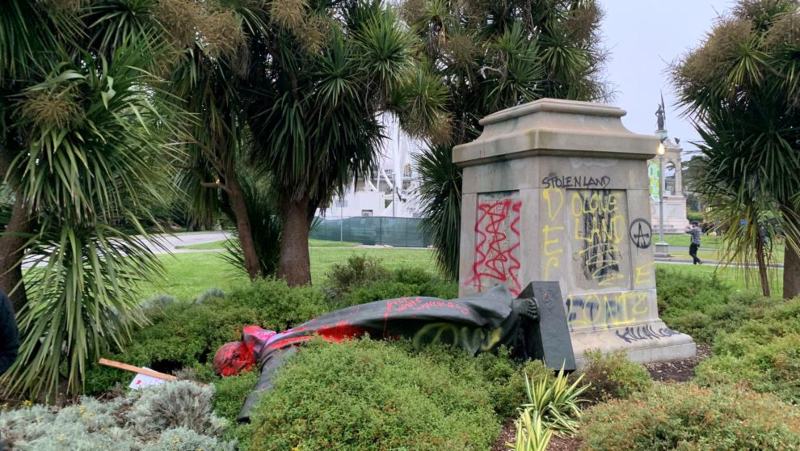 Derriban la estatua de San Junípero: el odio a lo hispano y a la evangelización arrecia en Estados Unidos